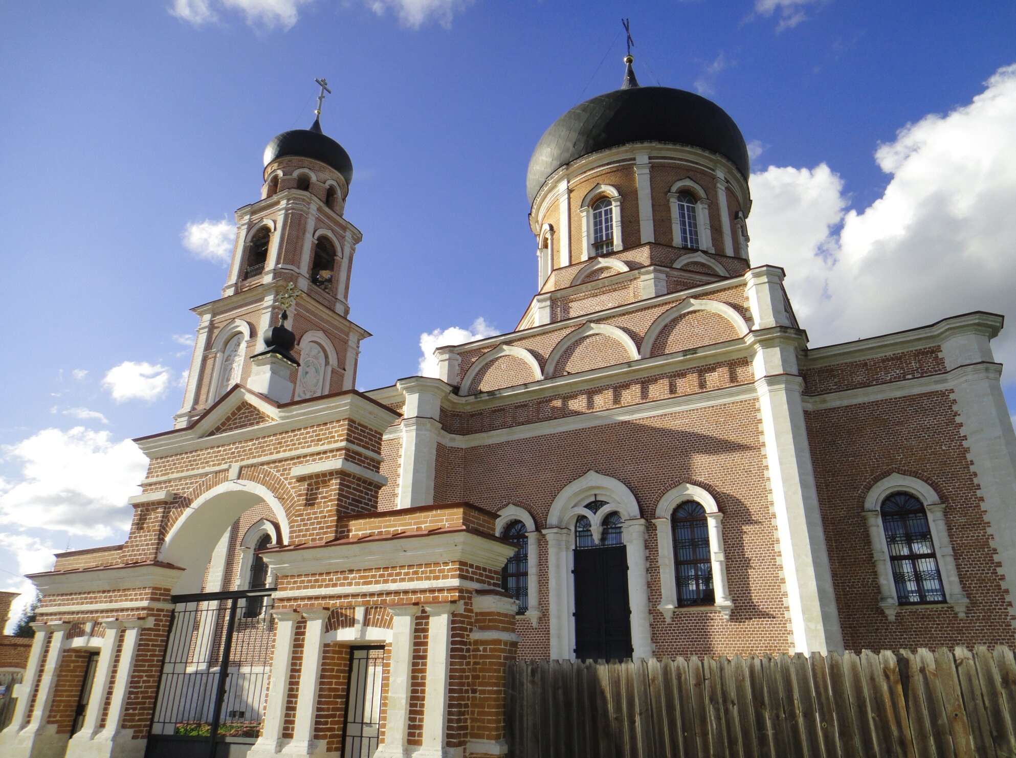 Крестовоздвиженский храм в селе Сокольниково