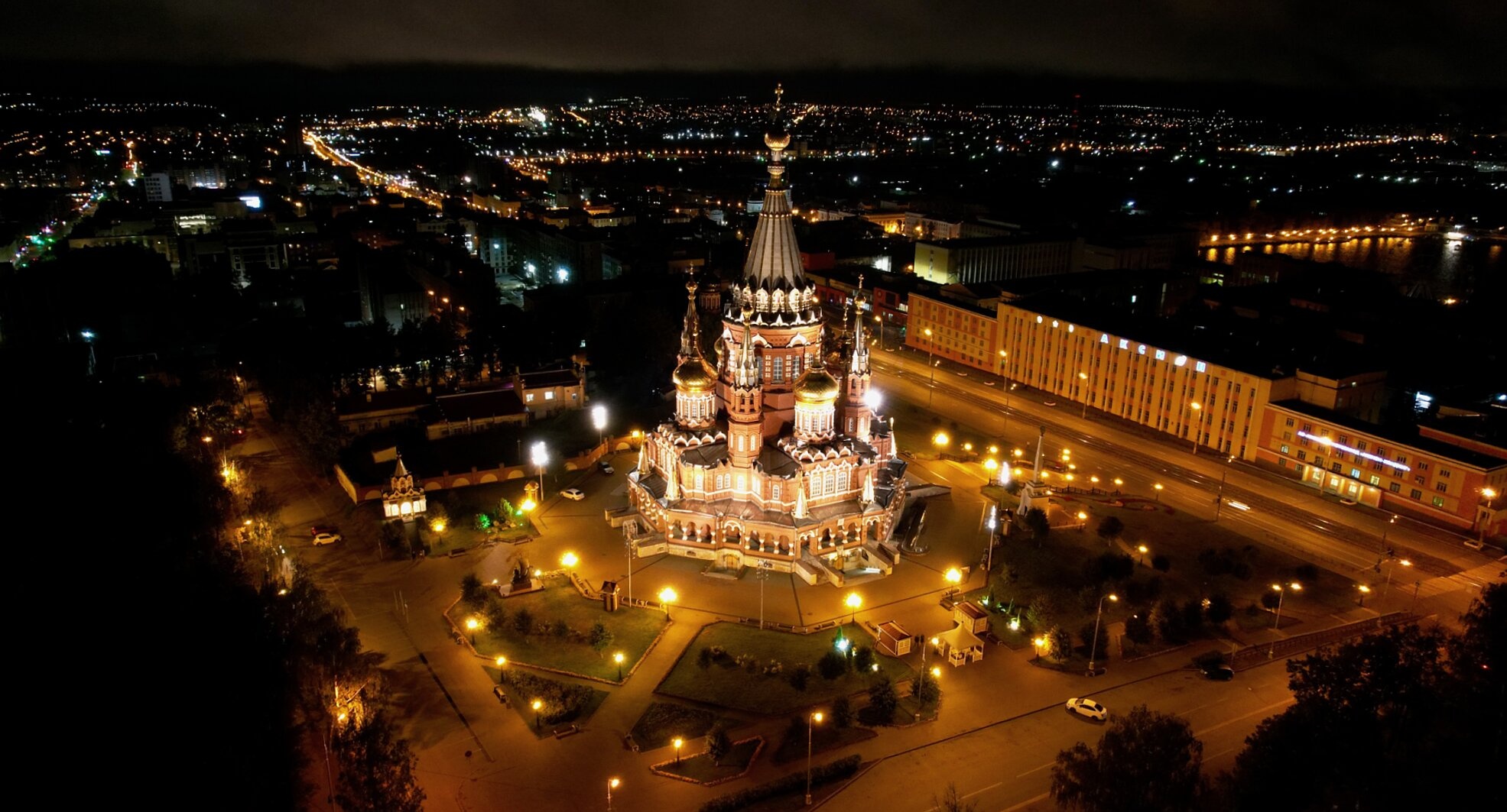 Михайловский собор в Ижевске: ночная панорама