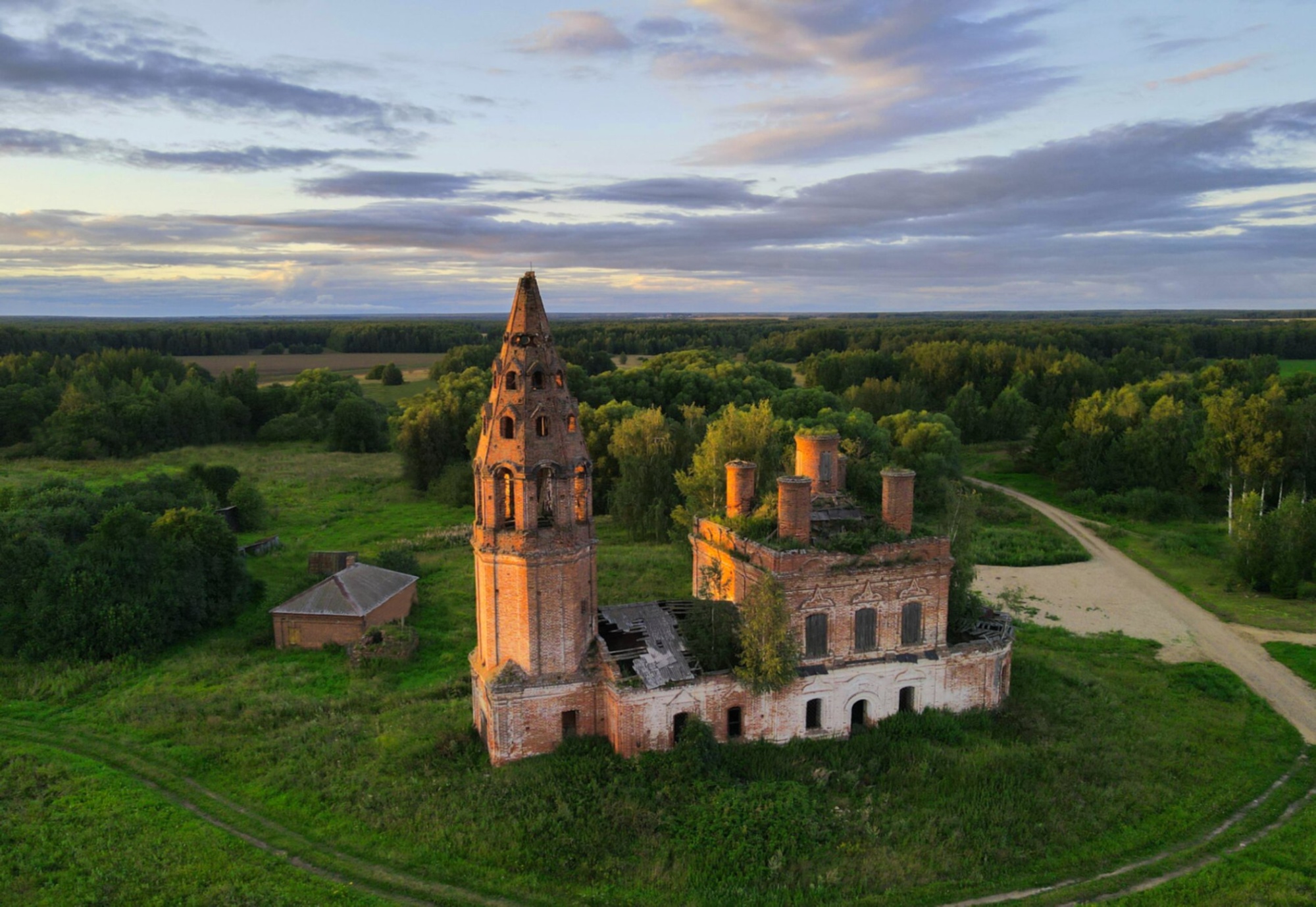 Интерьер Церкви Воскресения Словущего в селе Лахость