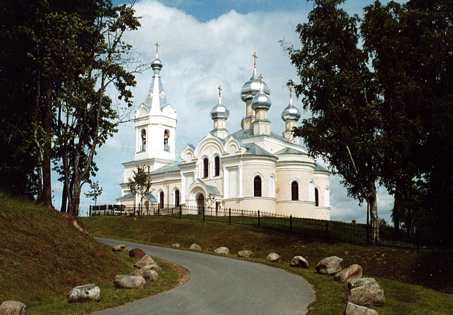Церковь Успения Пресвятой Богородицы в деревне Лезье