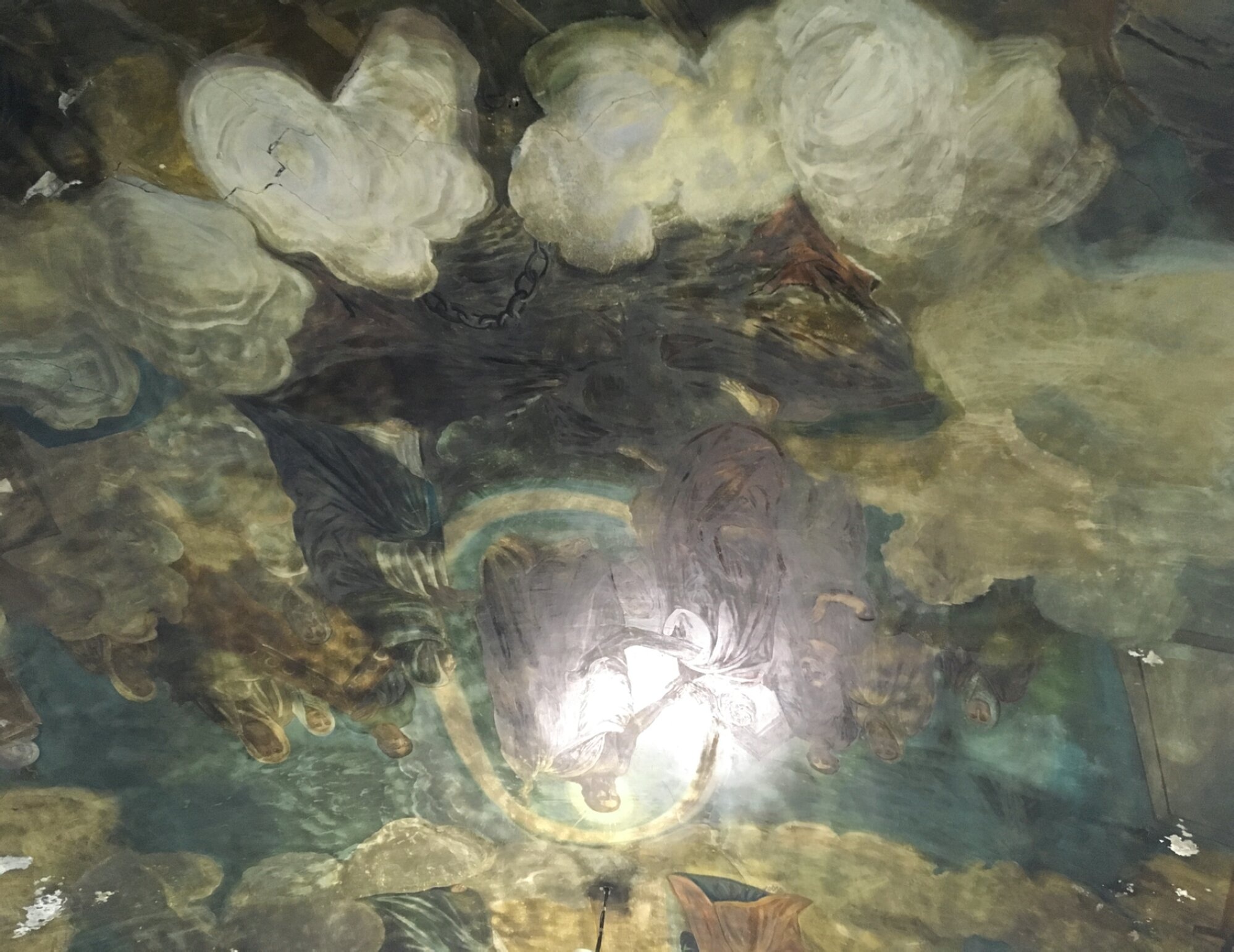 Роспись потолка Казанской церкви в Карпинске: схождение Спасителя во ад