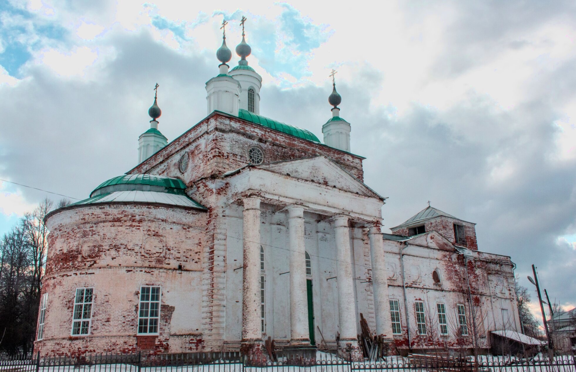 Троицкий собор в Горбатове — зимняя фотография 2020 года