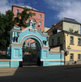Вход в Храм Троицы Живоначальной в Серебряниках
