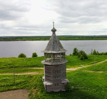 Колокольня Введенской церкви в Пиньгише - памятник деревянного зодчества
