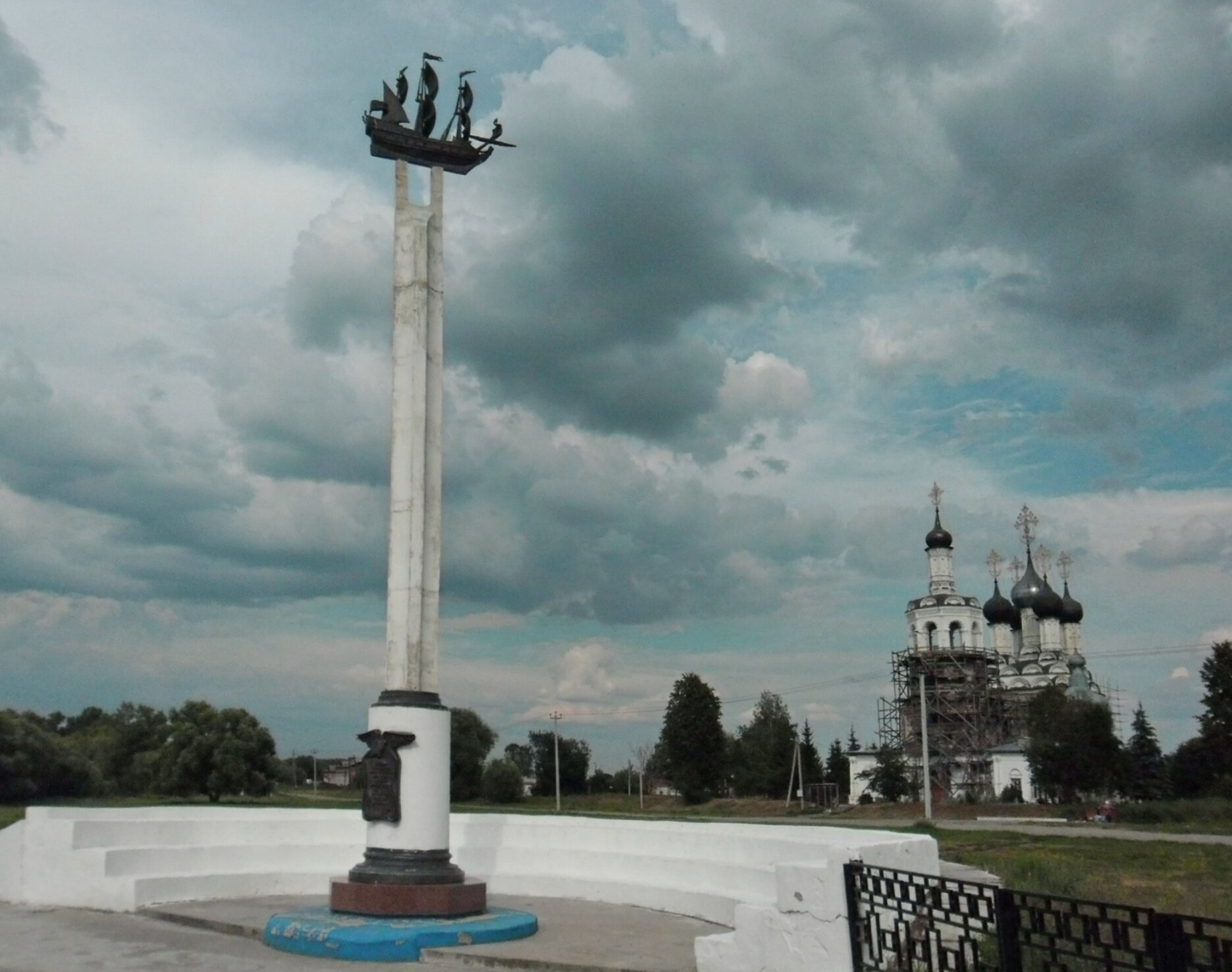 Памятник кораблю «Орел» и Церковь Введения во храм Пресвятой Богородицы в Деденево
