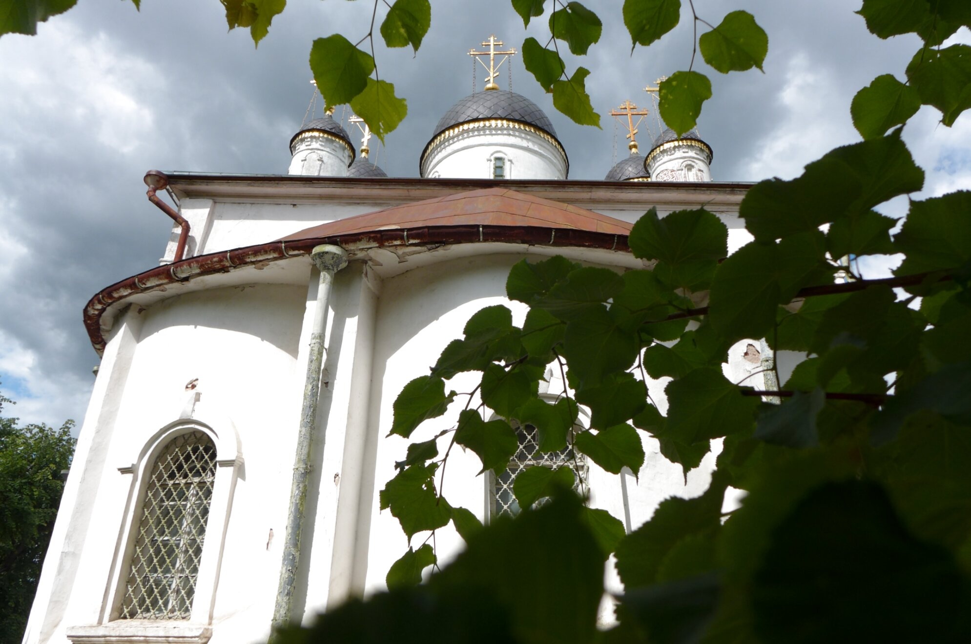 Белая Троицкая церковь в Твери