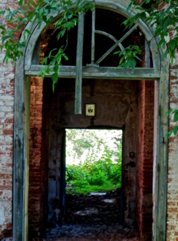 Арочный дверной проем Церкви Преображения Господня в Шарино