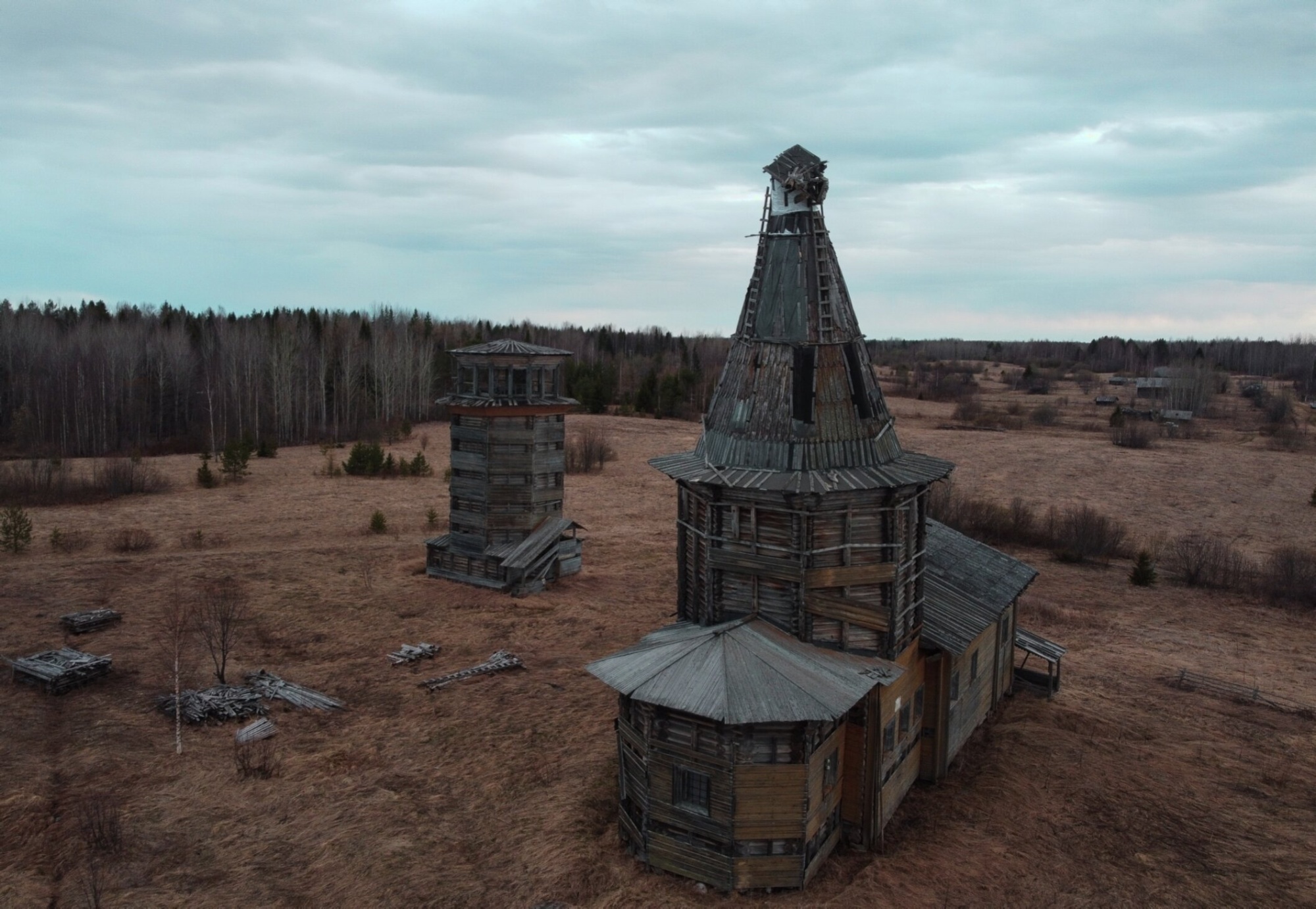 Покровская церковь в деревне Усть-Ваеньга - памятник деревянного зодчества