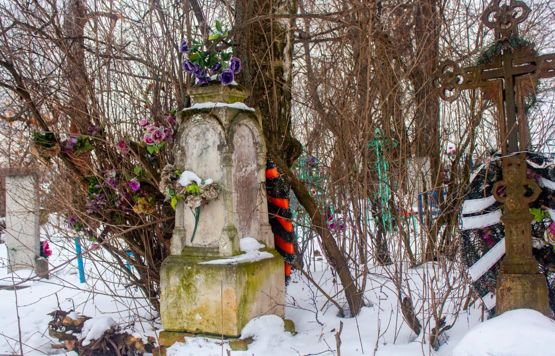 Историческое кладбище Спасо-Преображенской церкви в Сухаренках зимой