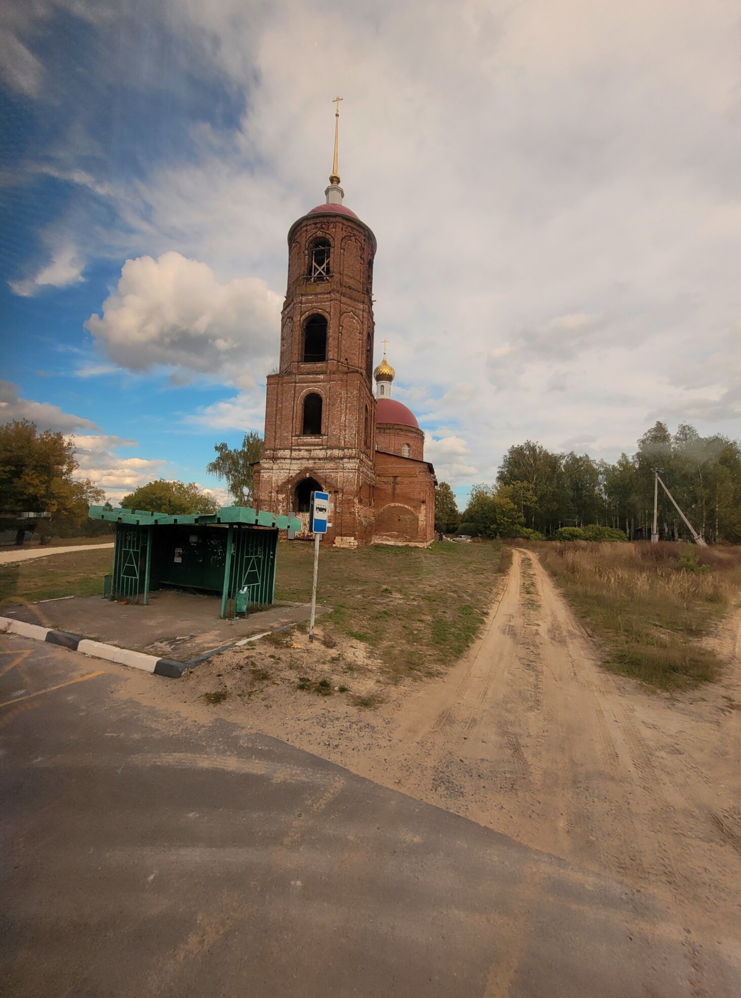 Кирпичный православный храм с колокольней