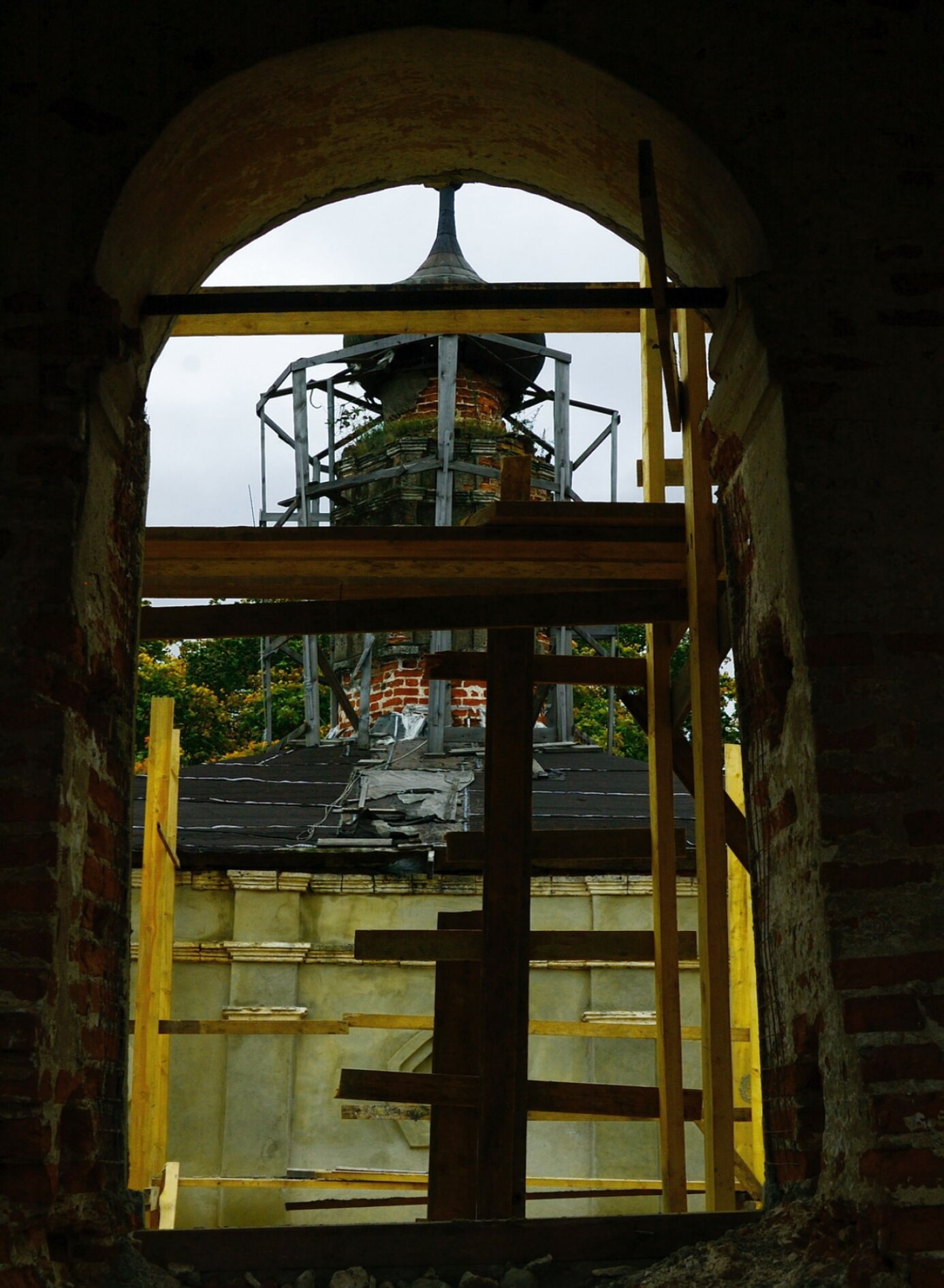 Вид изнутри на Церковь Преображения Господня в селе Жерновка