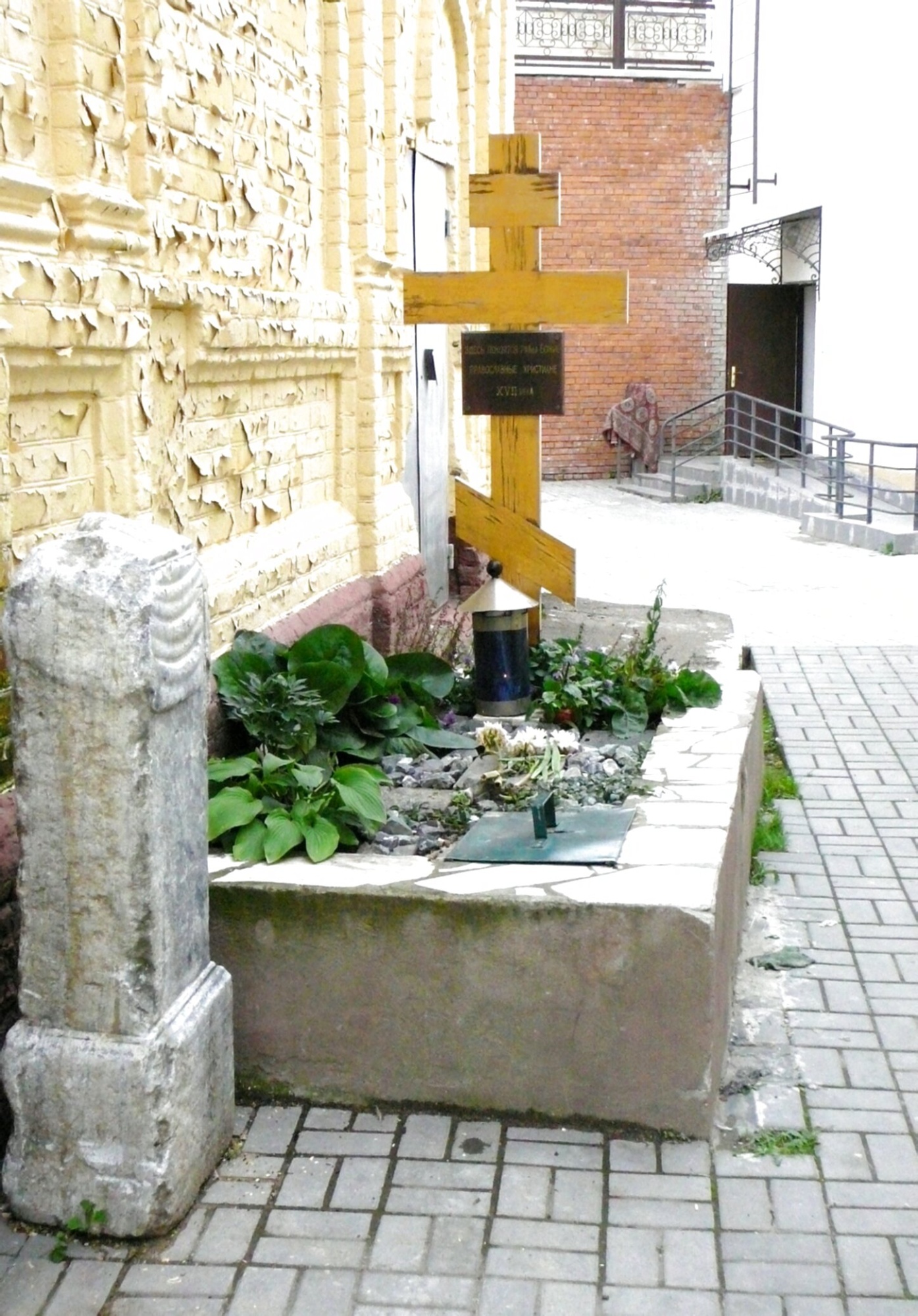 Кенотаф у стены Никольского собора в Казани