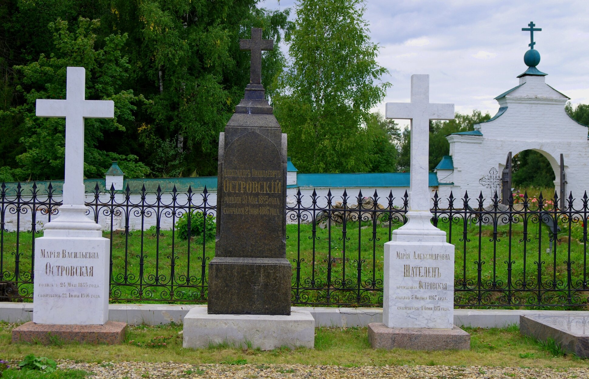 Никольский храм и захоронения в селе Николе-Бережки