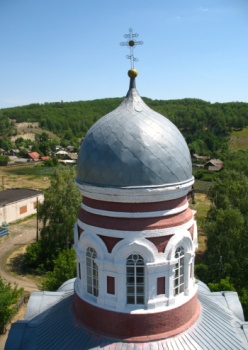 Купол с крестом Церкви Святителя Николая Чудотворца в селе Илюшкино
