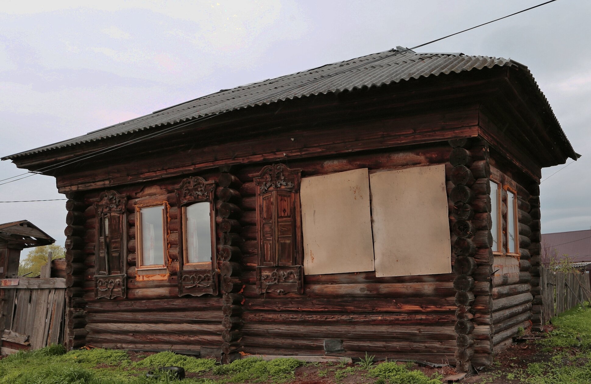 Деревянный дом в селе Усениново - памятник архитектуры