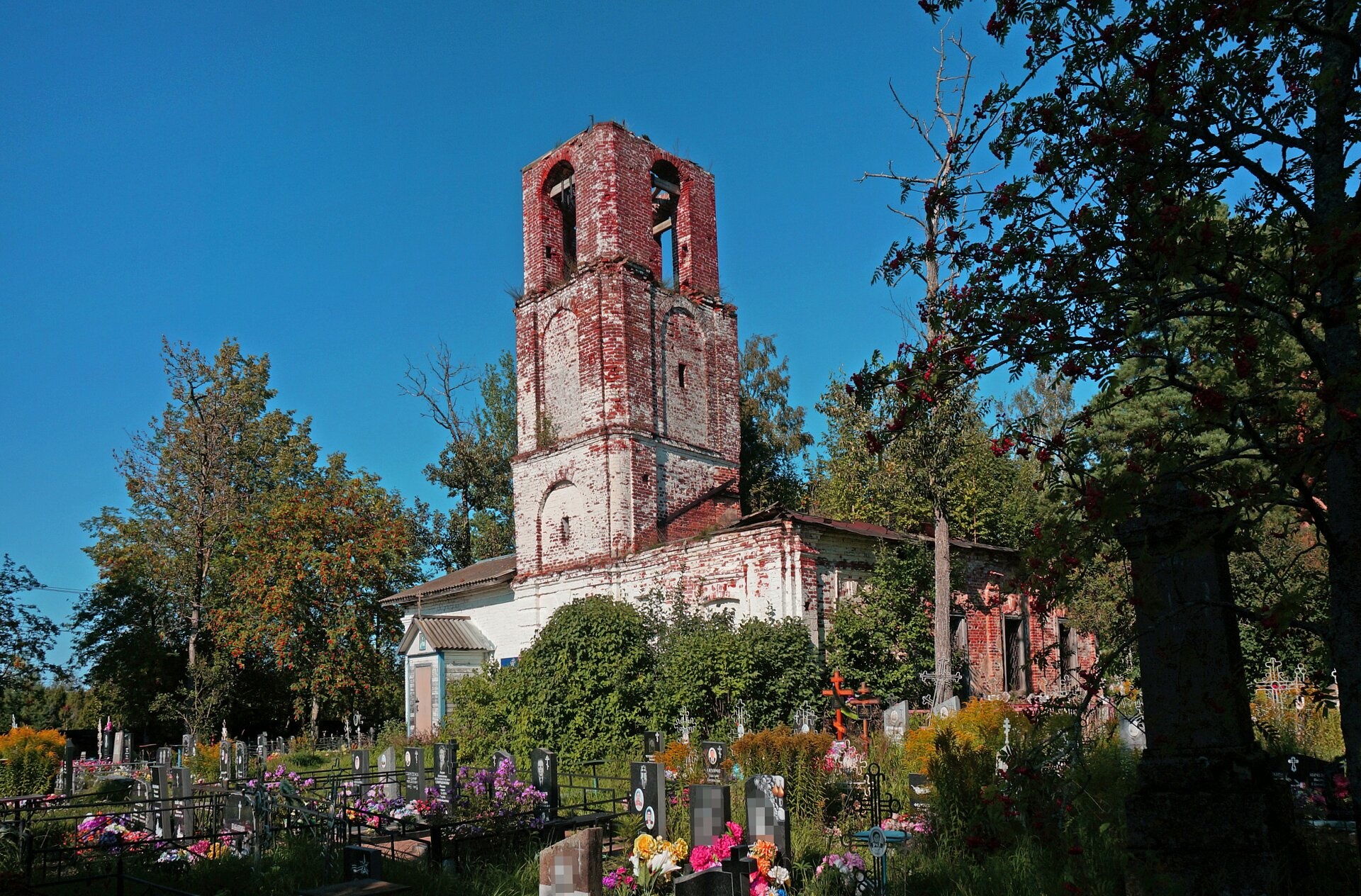Церковь святых апостолов Петра и Павла в деревне Креницы
