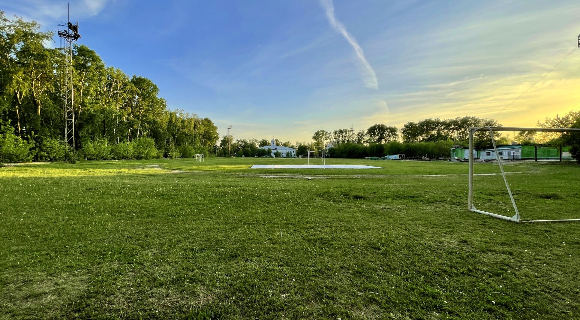 Футбольное поле с видом на Успенскую церковь в Екатериinбурге