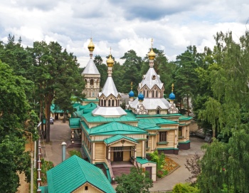 Свято-Троицкий храм в поселке Удельная