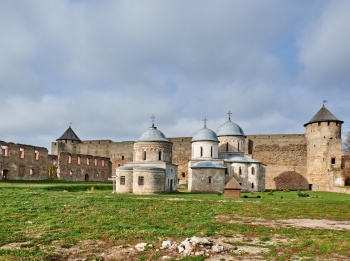 Ивангородская крепость и Успенская церковь на фотографии