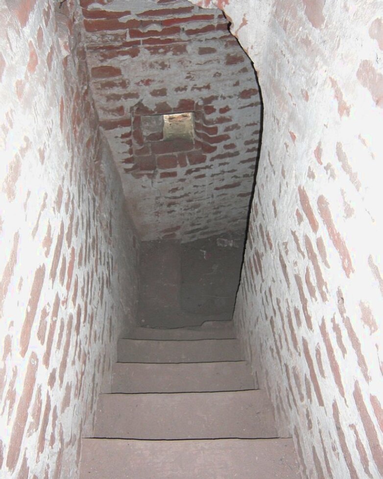 Спуск в подвал Спасо-Преображенской церкви в селе Хотылёво