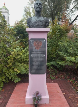 Памятник Царю-Страстотерпцу Николаю II на Лазаревском кладбище