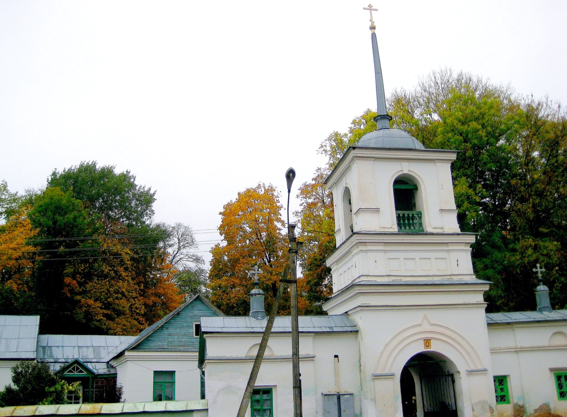 Надвратная колокольня Церкви Жён-Мироносиц в Пскове