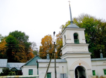 Надвратная колокольня Церкви Жён-Мироносиц в Пскове