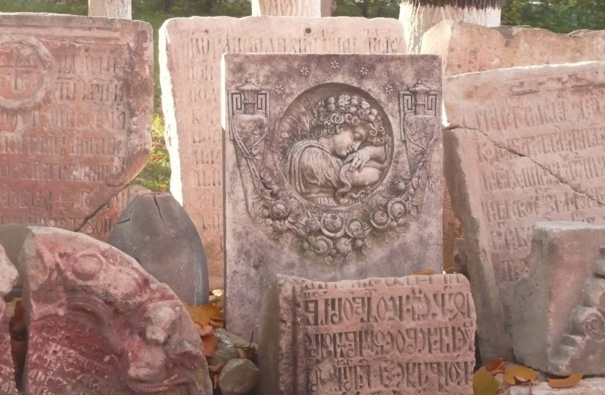 Надгробная плита с изображением ангела в некрополе Донского монастыря