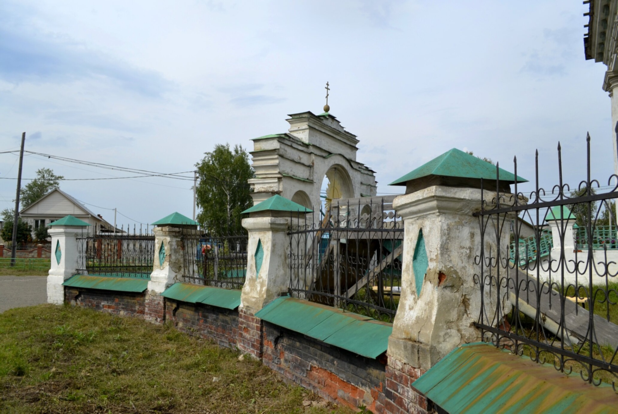 Западные ворота и ограда Никольского храма в Быньгах