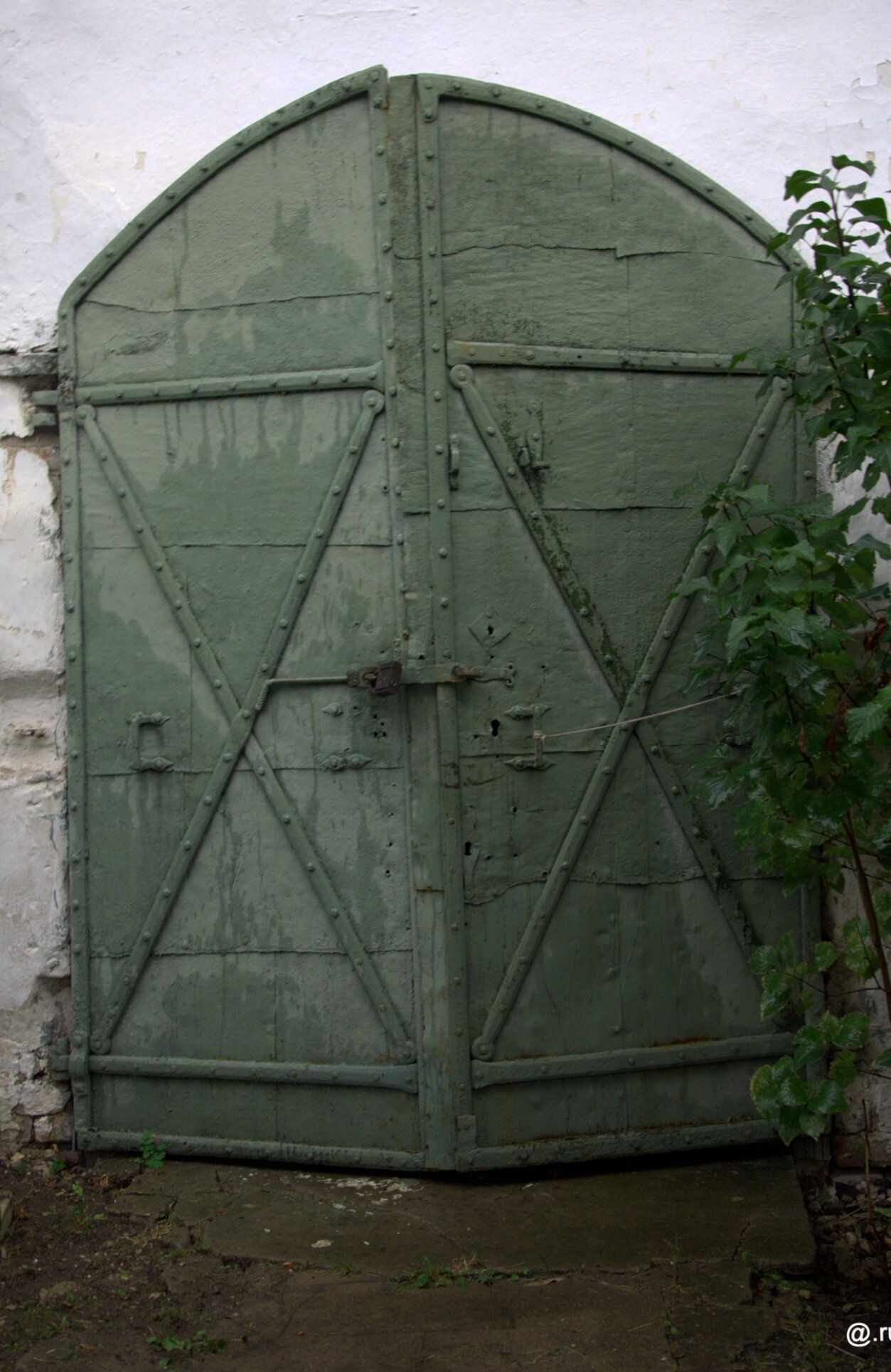 Старинные ворота церкви Святого Мандилиона в Жабья Лавица