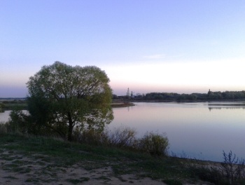 Вид на Свято-Юрьев монастырь на закате с реки Ока