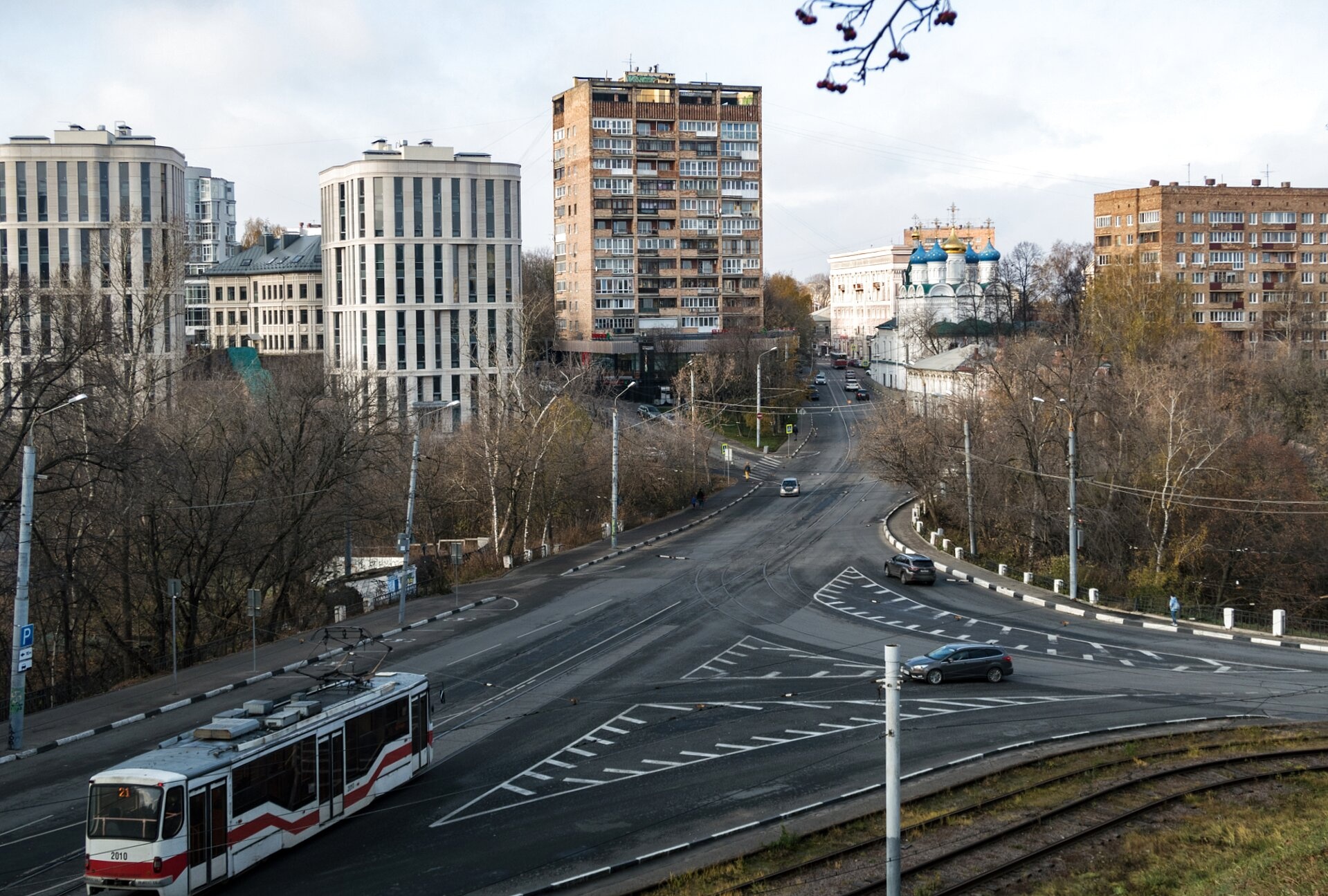 Вид на улицу Лыкова Дамба и Церковь Святых Жён-Мироносиц в Нижнем Новгороде