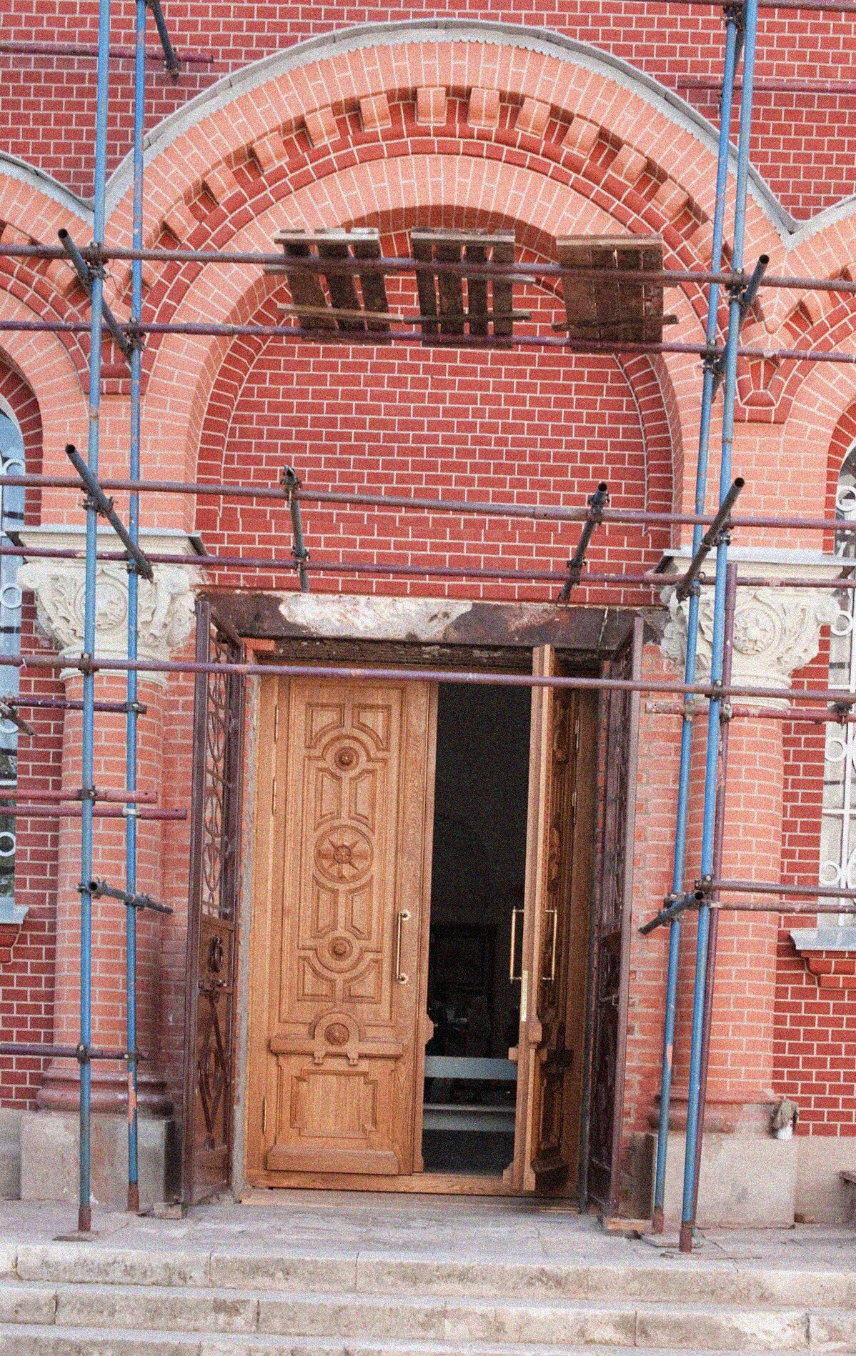 Вход в Собор Николая Чудотворца Хотькова монастыря