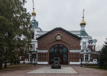 Храм святого Иоанна Предтечи и памятник Святителю Луке в Красноярске
