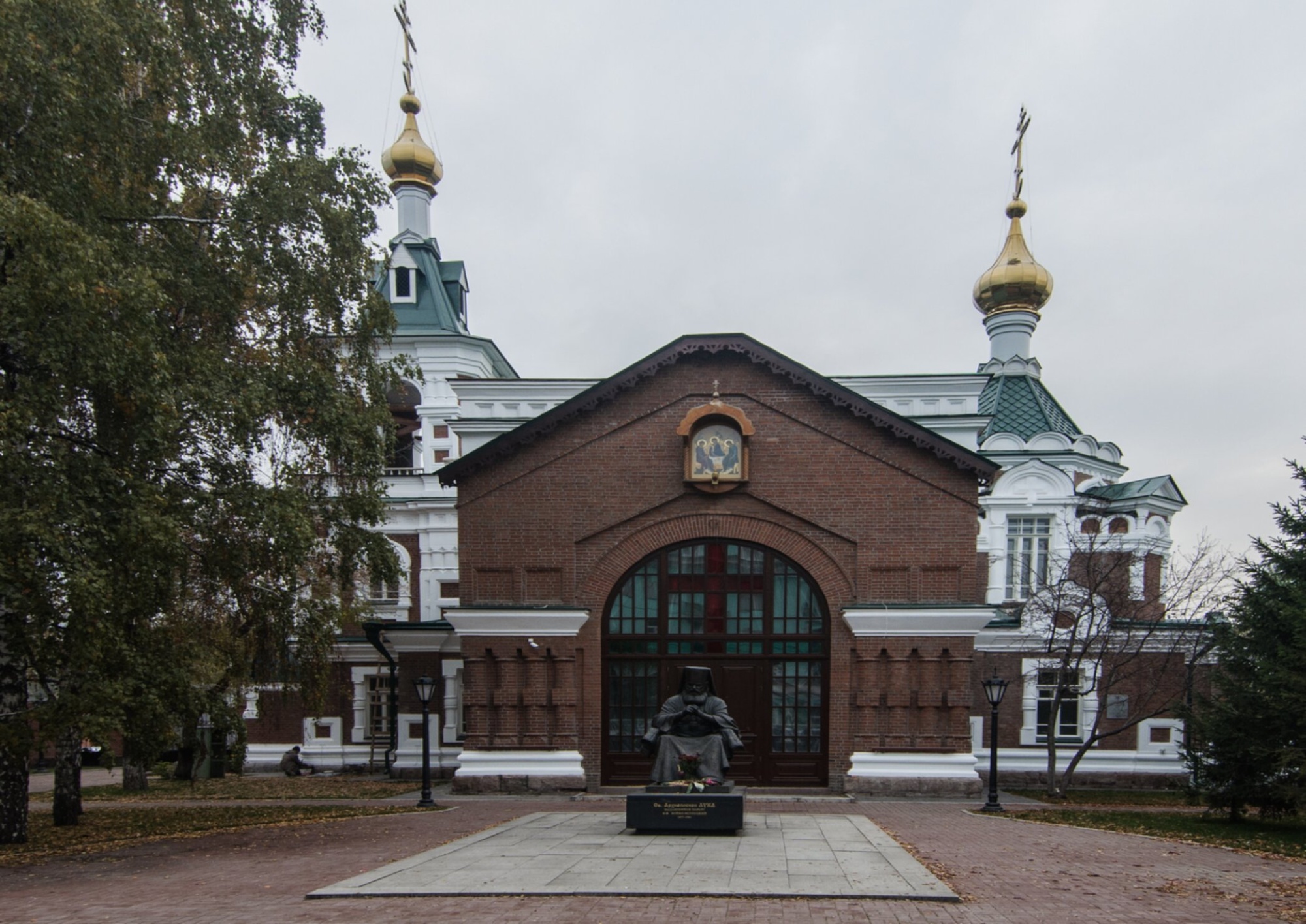 Храм святого Иоанна Предтечи и памятник Святителю Луке в Красноярске