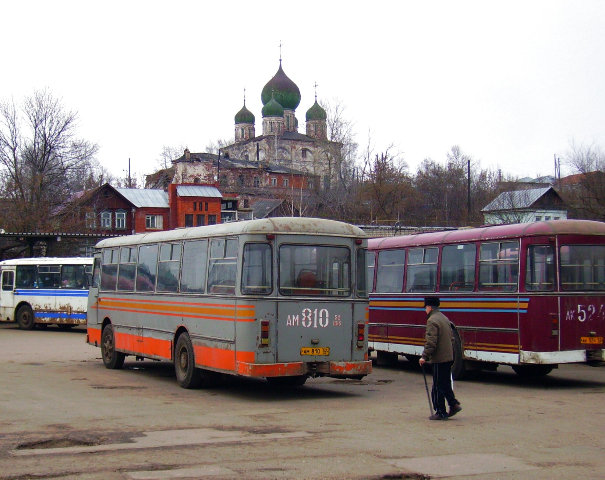 Советские автобусы ЛиАЗ-677 на фоне Спасо-Преображенского собора в Арзамасе