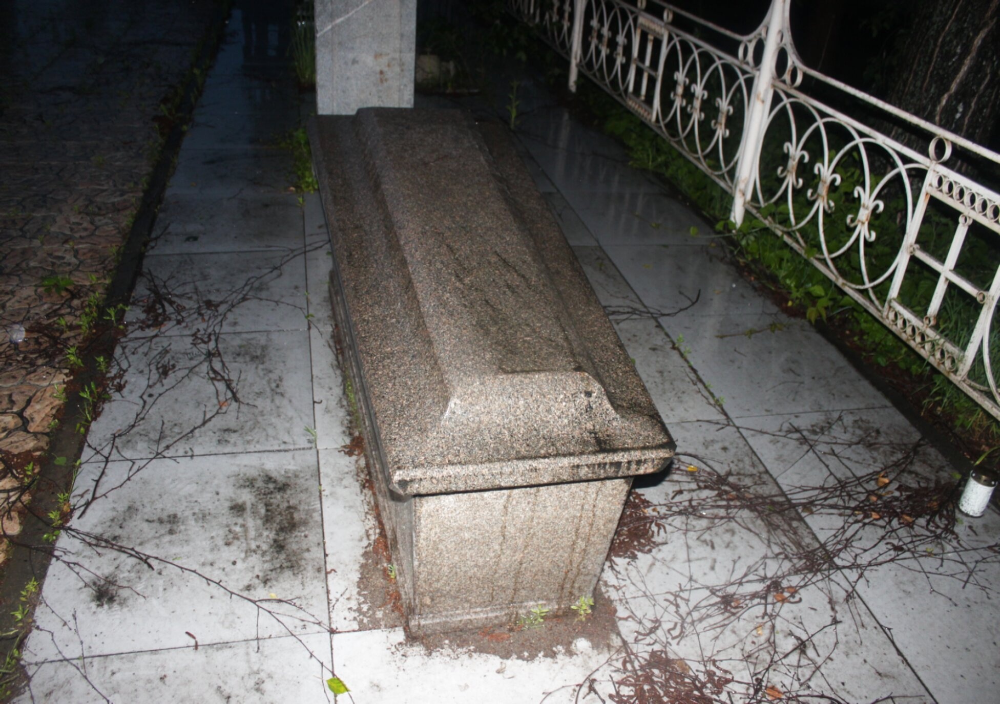 Надгробие в Свято-Лаврентьевом монастыре (Калуга)