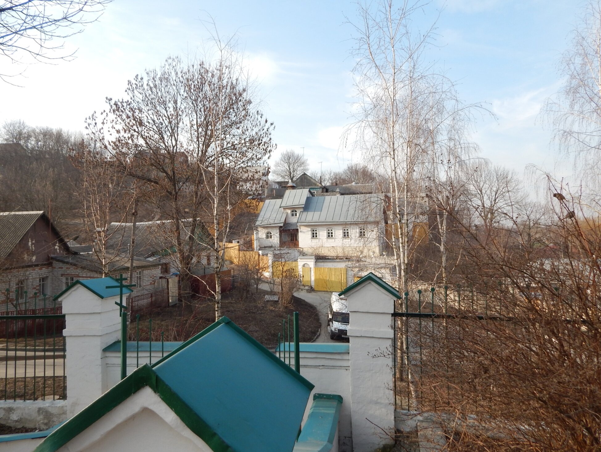 Тихвинская церковь в Брянске: панорамный вид на храм и жилой район