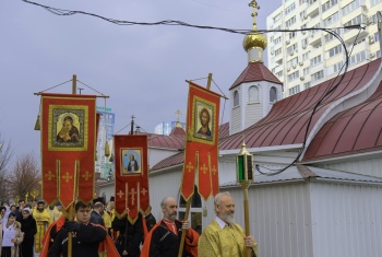 Крестный ход у храма святителя Спиридона Тримифунтского в Краснодаре