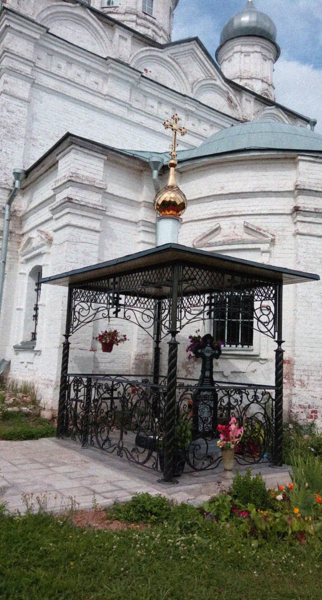Могила блаженного Миши-Самуила у Свято-Троицкого храма