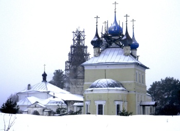 Храмовый комплекс в селе Филяндино в зимнем убранстве