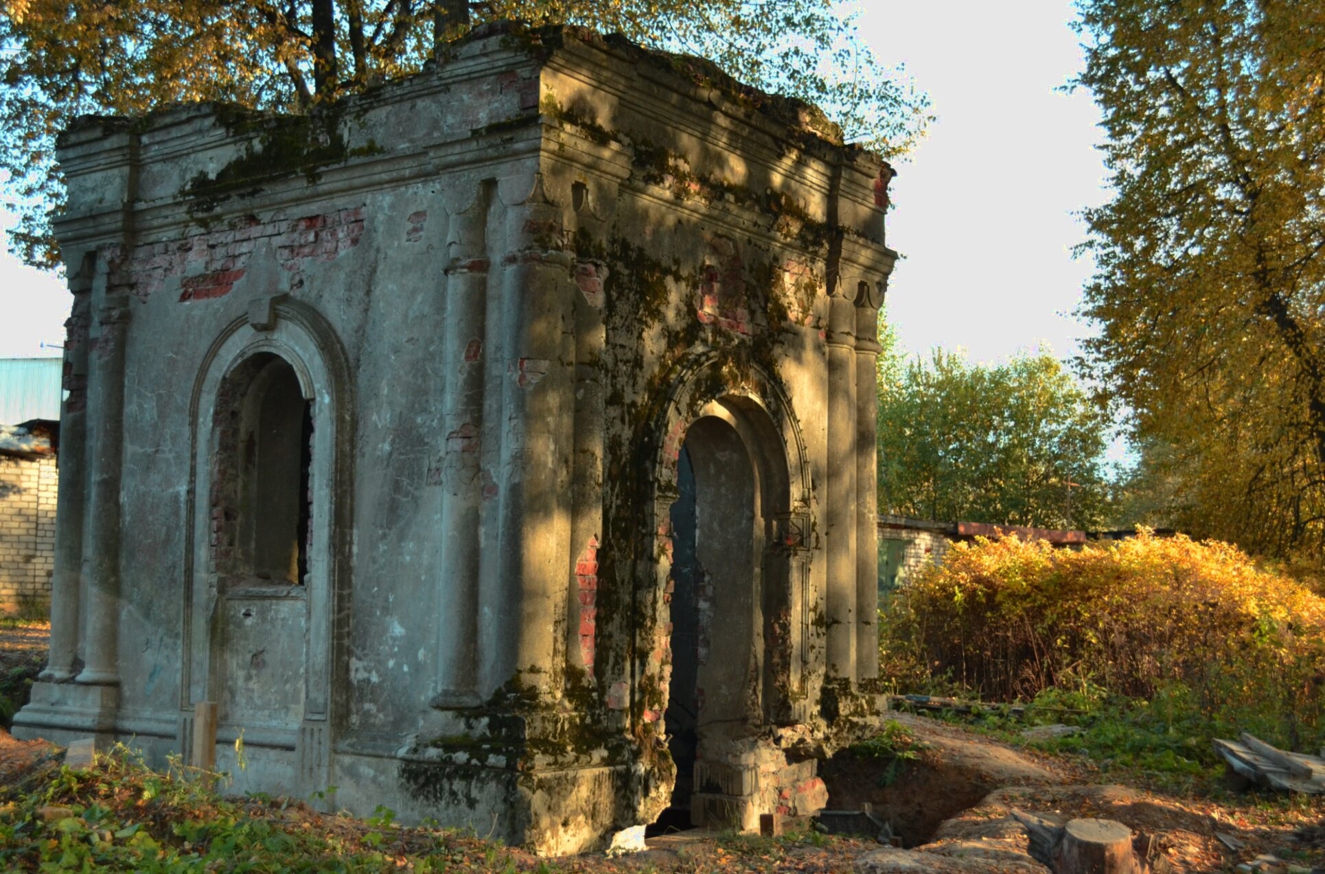 Часовня-усыпальница на Старом кладбище города Струнино