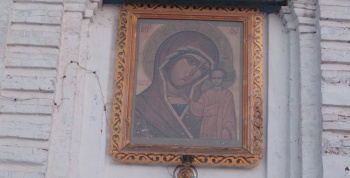 Казанская икона Божией Матери на фасаде храма в Лысково