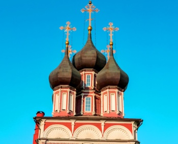 Церковь Ризоположения на Донской улице: золотые купола