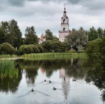 Храм пророка Божия Илии в посёлке Лесной: отражение веры в водной глади