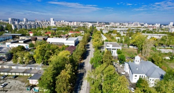 Улица Бабушкина в Екатеринбурге: вид с Успенской церковью