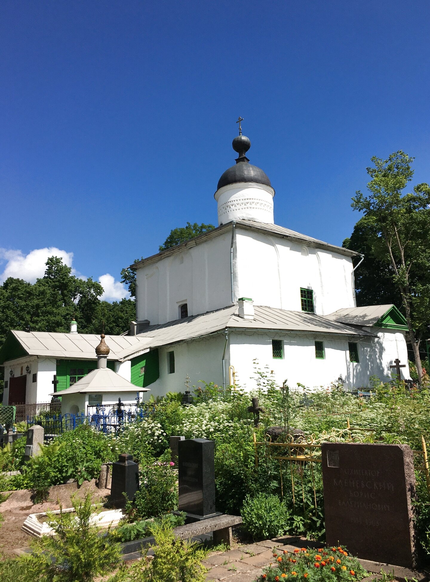 Церковь Жён-Мироносиц со скудельницей и часовней в Пскове
