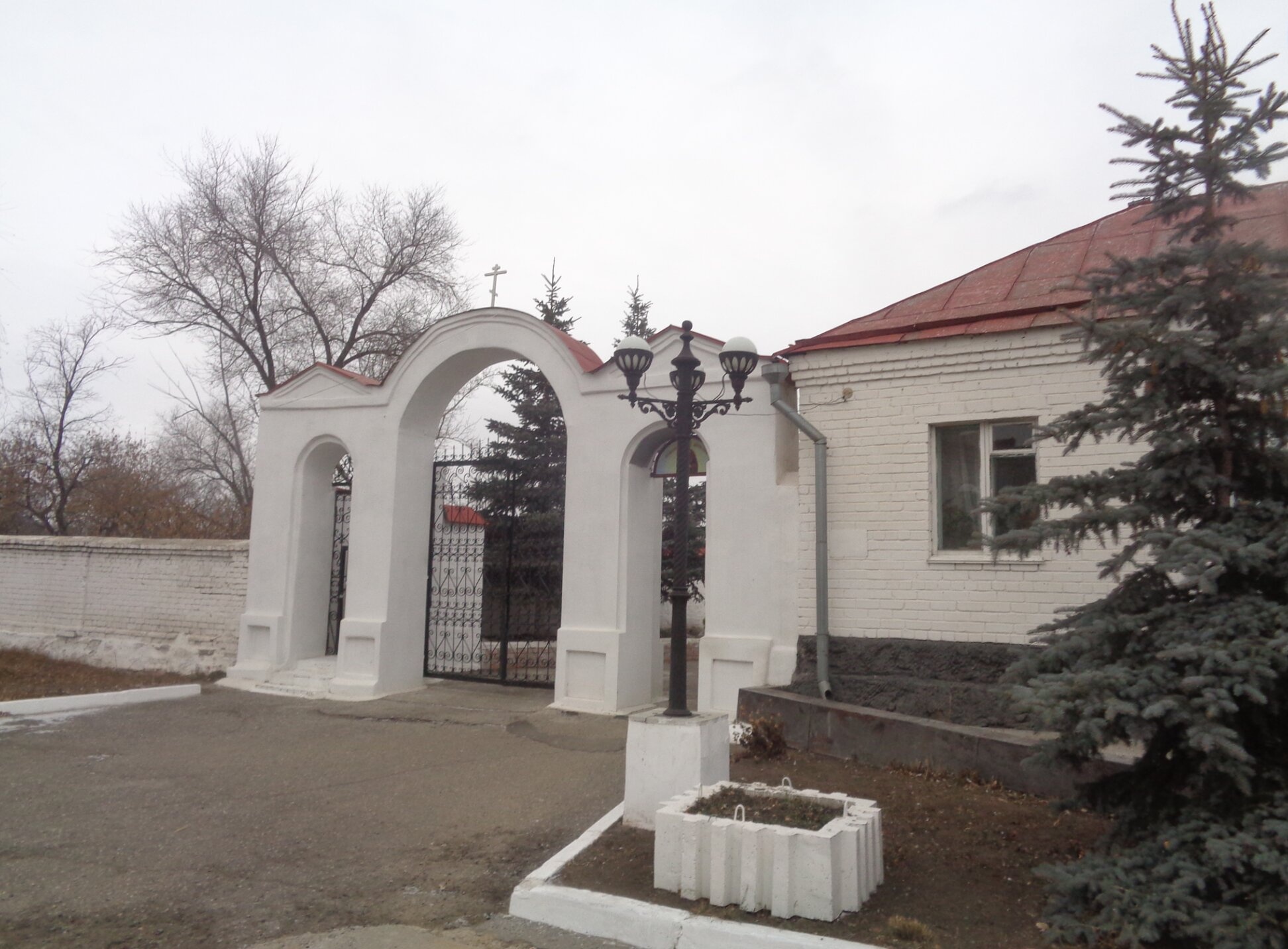 Главный вход в храм великомученика Димитрия Солунского в Троицке