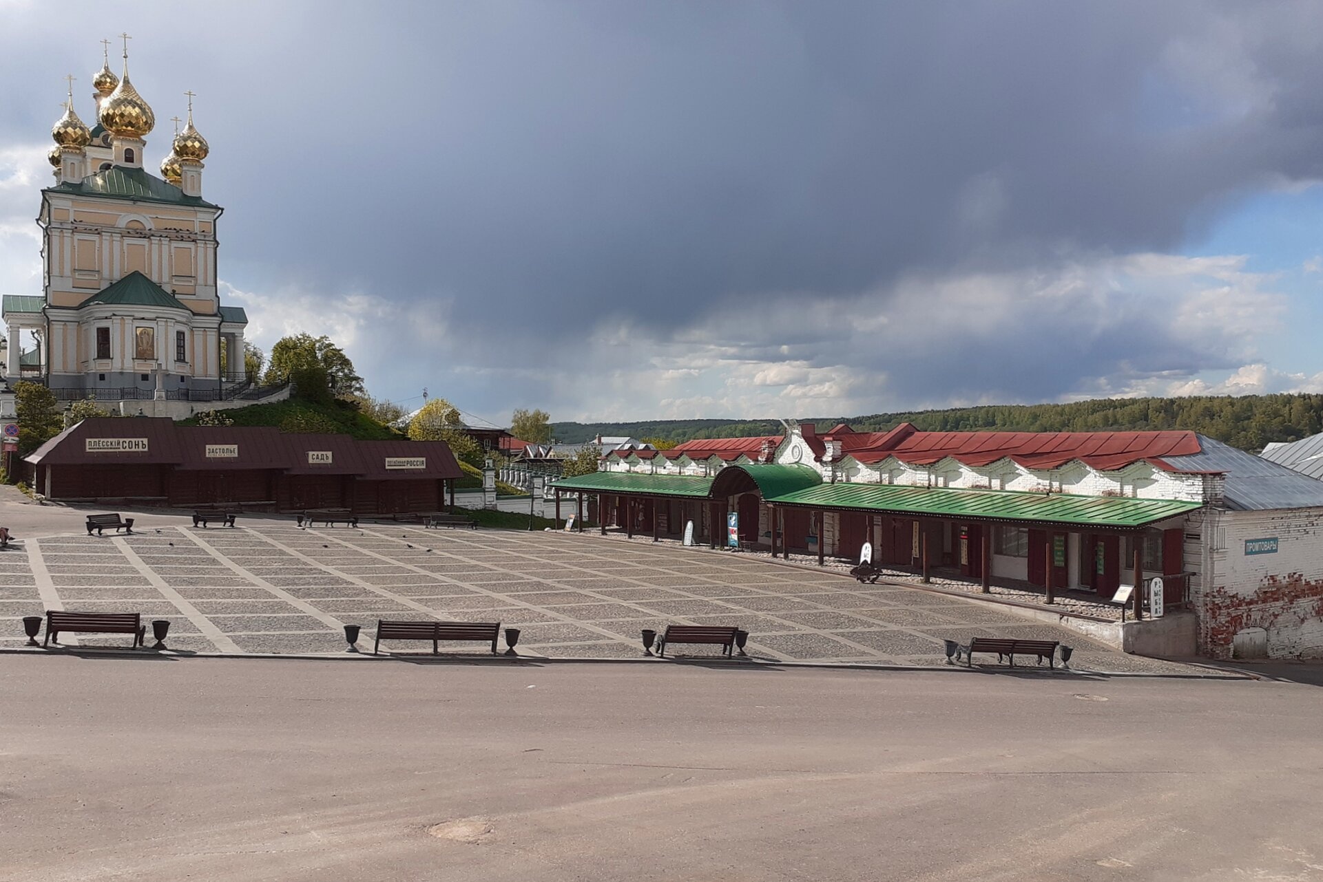 Воскресенская церковь на Торговой площади в Плёсе