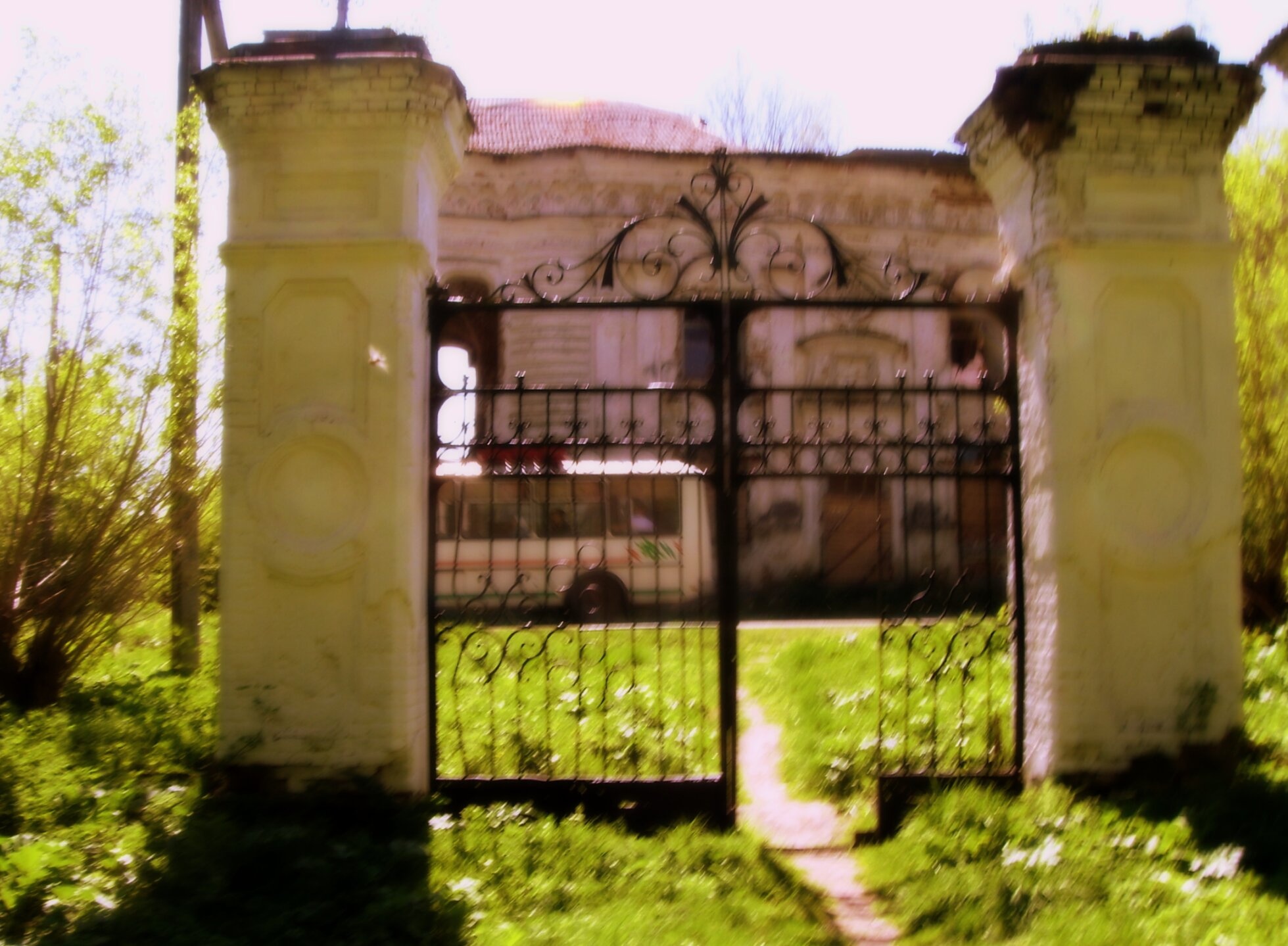 Въездные ворота Спасо-Преображенского храма в селе Хотылёво